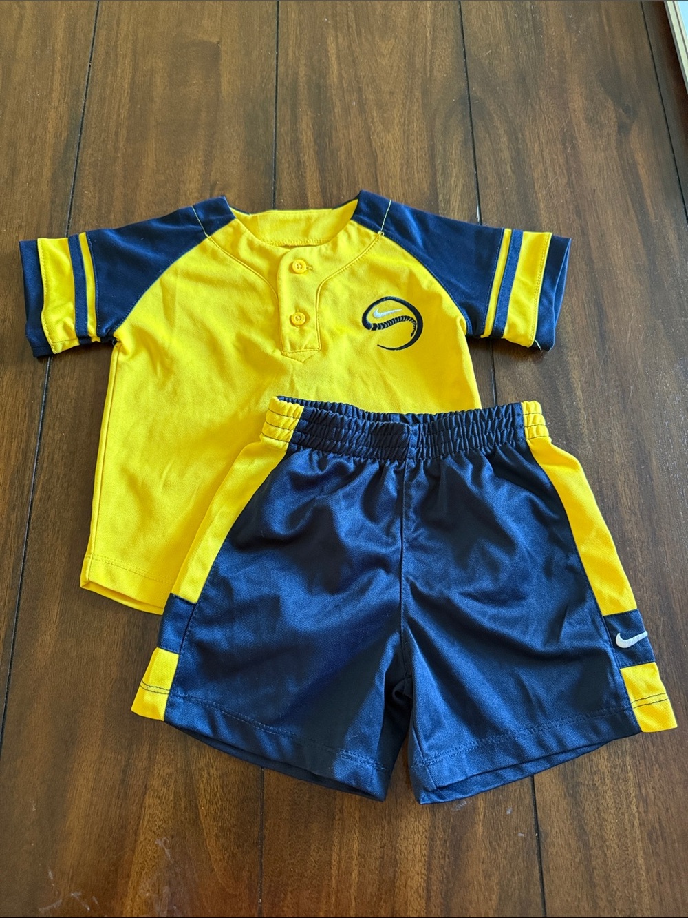 Nike Kids Yellow and Black Short Sleeve Tee Sz 18 months